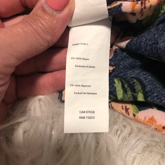 U2b Navy floral elastic waist top size medium - Picture 5 of 5